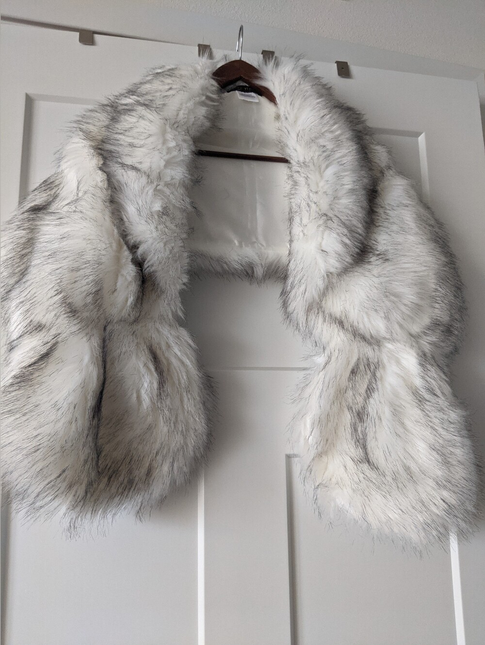 BABE YOND Faux Fur Stole Wrap - White & Gray